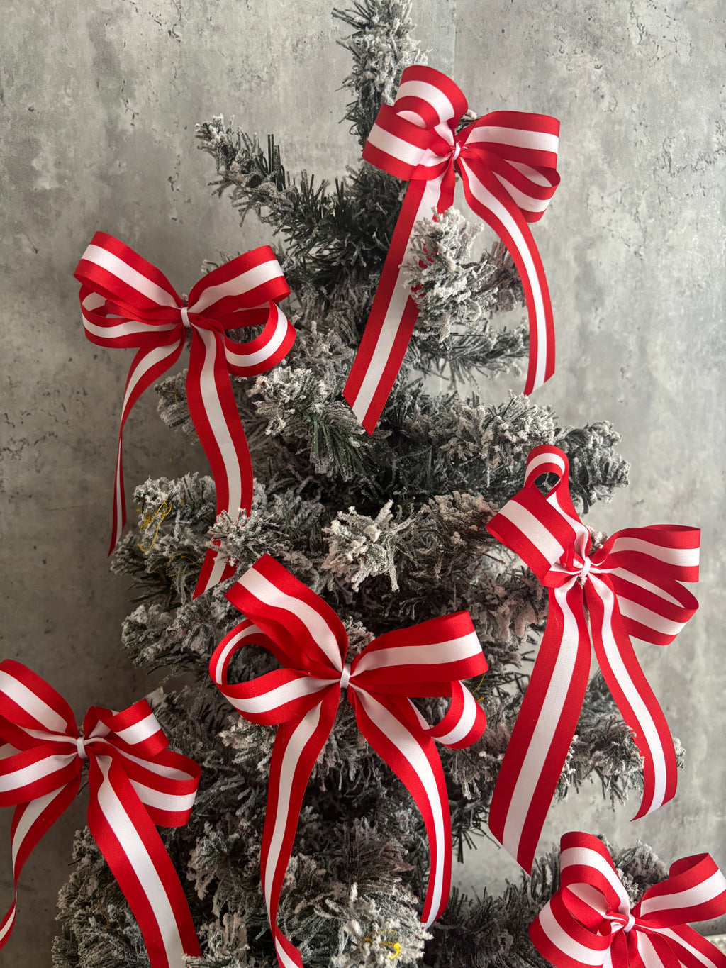 10 large Christmas tree bows