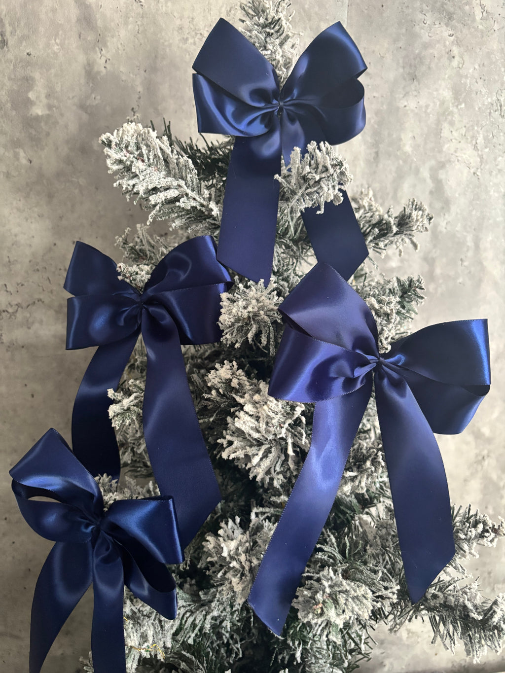 10 large Christmas tree bows
